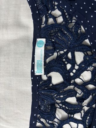 Top azul con lunares blancos y encaje
