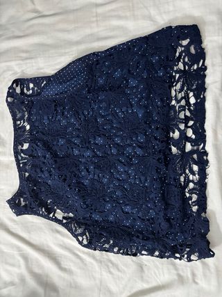 Top azul con lunares blancos y encaje
