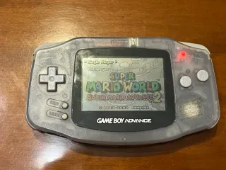Game Boy Advance + 3 juegos + 2 fundas de juegos