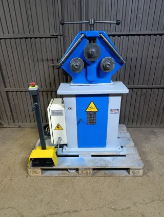 Curvadora de perfiles y tubos