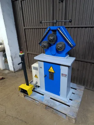 Curvadora de perfiles y tubos