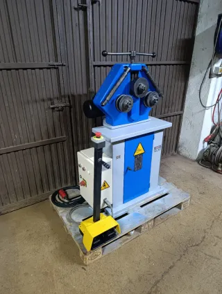 Curvadora de perfiles y tubos