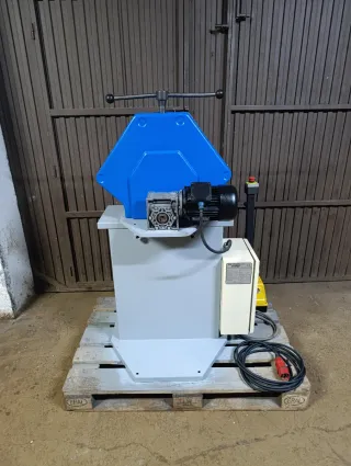 Curvadora de perfiles y tubos