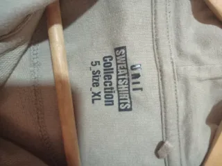 Sudadera beige con cremallera y capucha