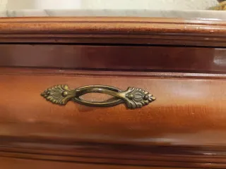 Aparador de madera con tapa de mármol