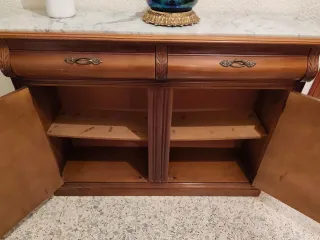 Aparador de madera con tapa de mármol
