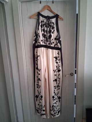 Mono elegante beige y negro