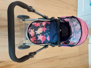 Carrito de muñecas rosa y azul