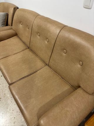 Sofá 3 plazas piel sintética beige.