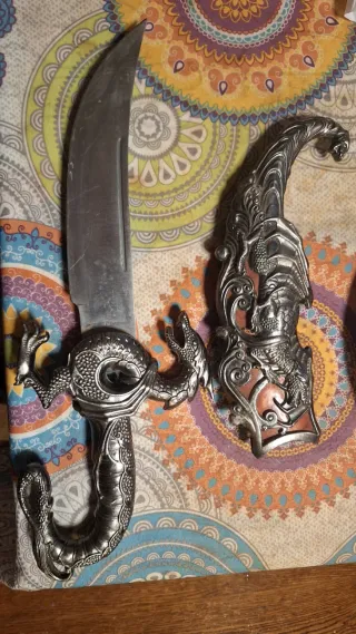 Daga gigante con dragón decorativo