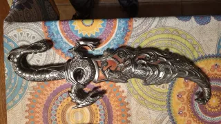 Daga gigante con dragón decorativo