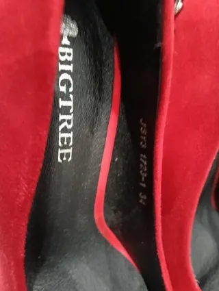 Zapatos de tacón rojos con detalle