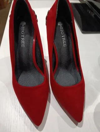 Zapatos de tacón rojos con detalle
