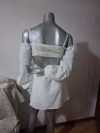 Vestido blanco cut out mangas abullonadas