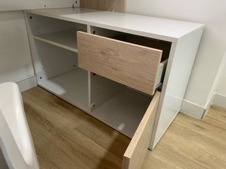 Escritorio con cajonera y silla