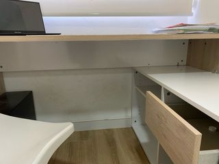Escritorio con cajonera y silla