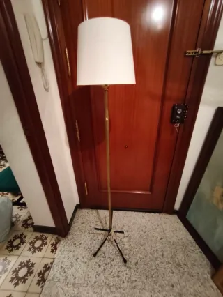 Lámpara de pie dorada y blanca