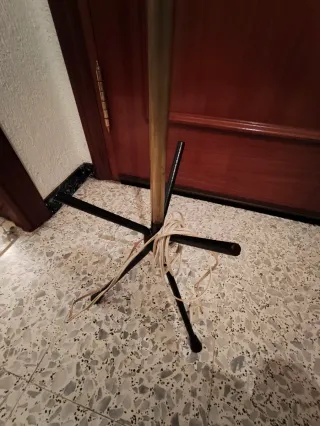 Lámpara de pie dorada y blanca