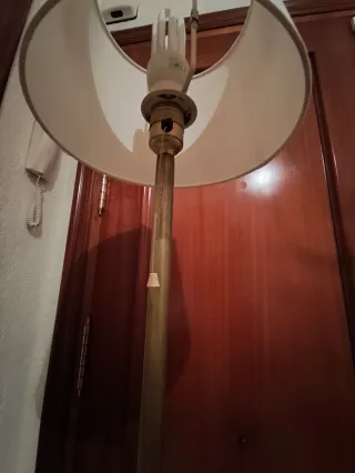 Lámpara de pie dorada y blanca