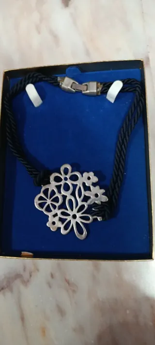 Gargantilla plateada con cordón negro