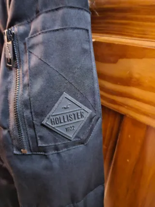 Abrigo de plumas negro con capucha