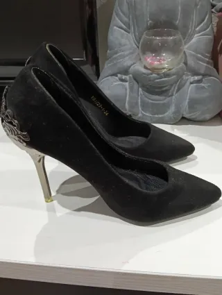 Zapatos de tacón negros con detalle plateado