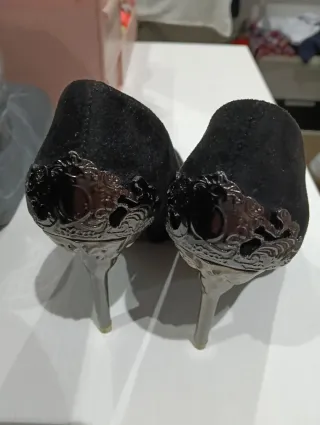 Zapatos de tacón negros con detalle plateado