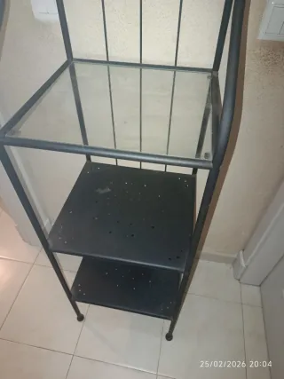 Scaffale in ferro battuto con ripiani in vetro di IKEA