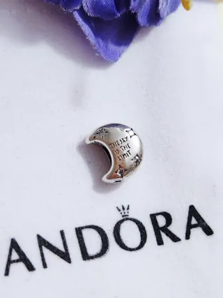 Pandora Luna Creciente con Estrellas Brillantes