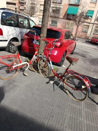 Dos Bicicleta clásica roja