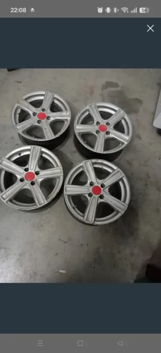 Llantas de aleación con centro rojo