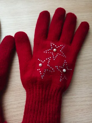 Guantes rojos con estrellas y perlas