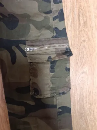 Pantalón pitillo camuflaje con bolsillos