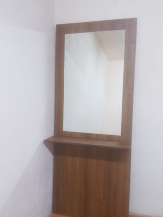 Tocador de peluquería con espejo y reposapiés