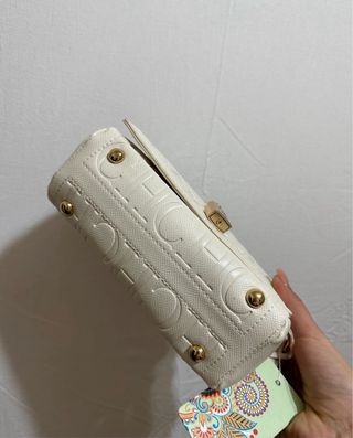 Bolso blanco cuero sintético con cadena dorada