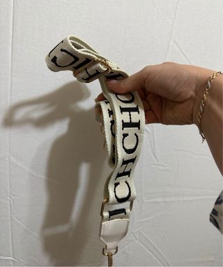 Bolso blanco cuero sintético con cadena dorada