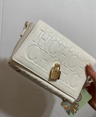 Bolso blanco cuero sintético con cadena dorada