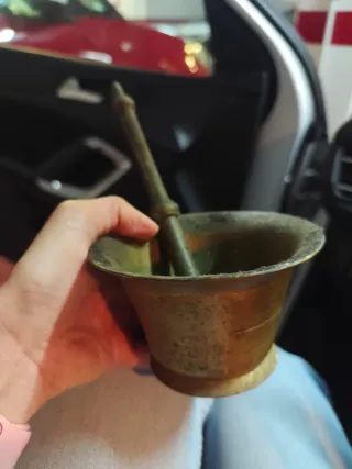 Mortero y mano de bronce