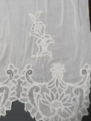 Tela antigua bordada con inicial R