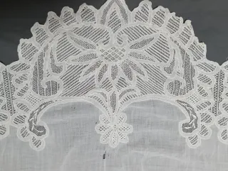 Tela antigua bordada con inicial R