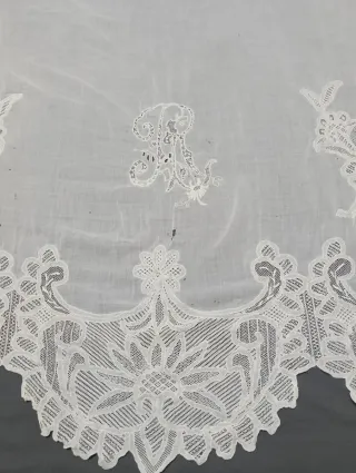 Tela antigua bordada con inicial R