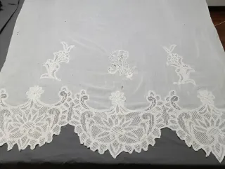 Tela antigua bordada con inicial R