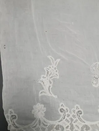 Tela antigua bordada con inicial R
