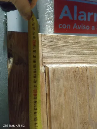 Puerta de madera decorativa