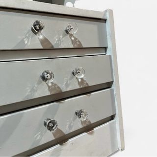 Mueble de madera con cajones y estantes