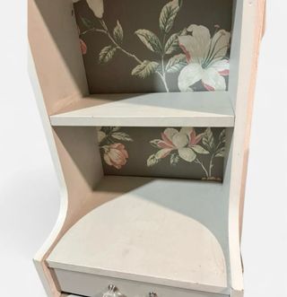 Mueble de madera con cajones y estantes