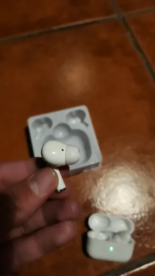 Auriculares inalámbricos blancos