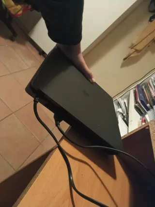 Consola PS4 negra con juegos en disco