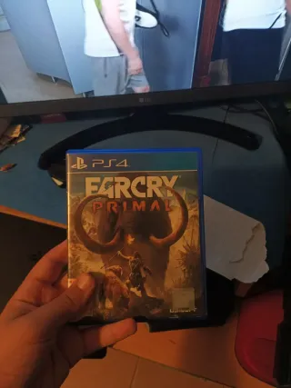 Consola PS4 negra con juegos en disco