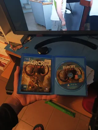 Consola PS4 negra con juegos en disco